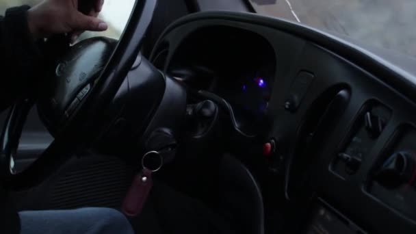 Mann Fährt Auto Mit Lenkrad — Stockvideo
