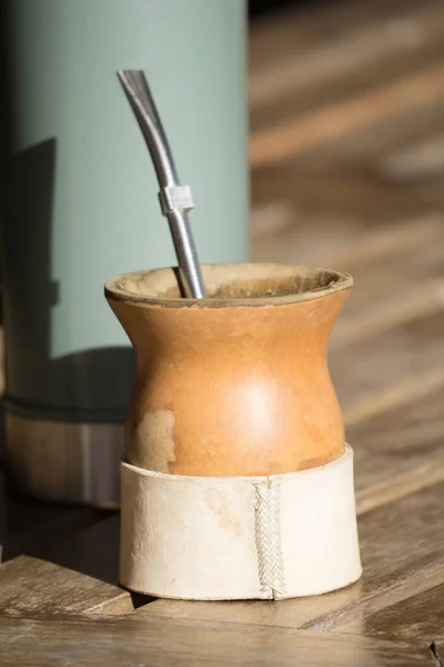 Primer Plano Vertical Una Taza Infusión Yerba Mate Con Termo —  Fotos de Stock