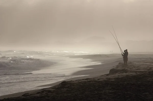 Una Silhouette Due Persone Che Pescano Sulla Riva Del Lago — Foto Stock