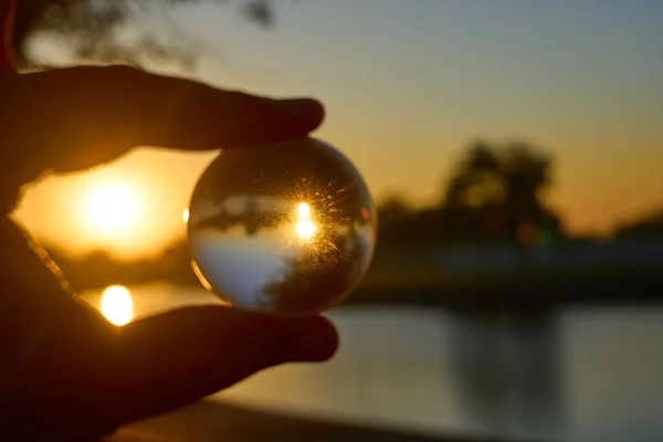 Una Hermosa Puesta Sol Tergiversación Abstracta Una Bola Vidrio Mano — Foto de Stock