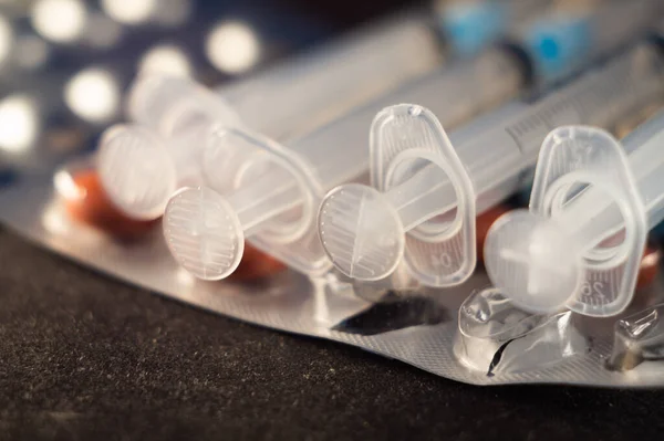 Egy Közeli Felvétel Gyógyszerkapszulákról Tablettákról Fecskendőkről — Stock Fotó