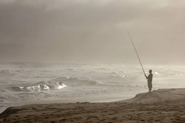 Gars Méconnaissable Debout Sur Plage Sable Fin Pêchant Par Une — Photo