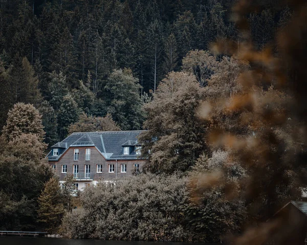 Uma Mansão Rural Cercada Por Árvores Uma Colina Baía Lago — Fotografia de Stock