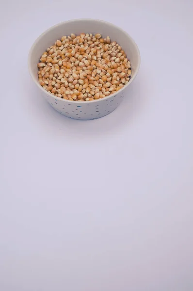 Вертикальный Снимок Кукурузных Зерен Чаше Изолированной Светло Сером Фоне — стоковое фото
