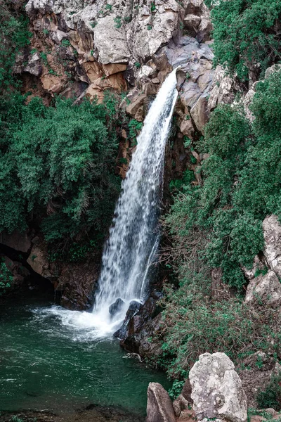 Tiro Vertical Hipnotizante Uma Cachoeira Salpicando Nas Rochas — Fotografia de Stock