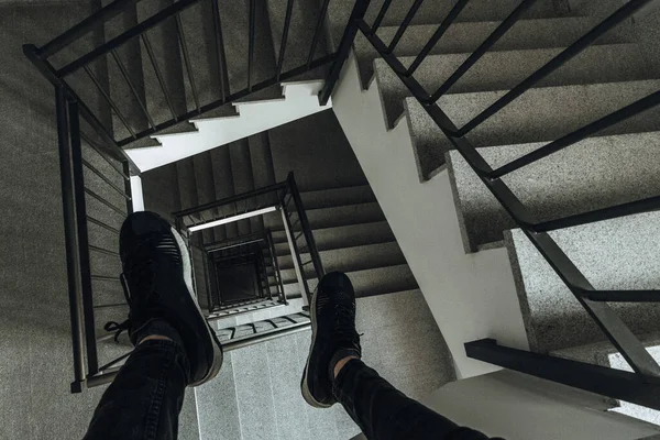 Ein Hochwinkelschuss Von Beinen Über Eine Graue Steintreppe Eines Gebäudes — Stockfoto