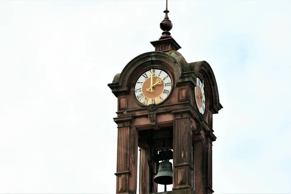 Eine Nahaufnahme Einer Uhr Eines Braunen Backsteinturms — Stockfoto