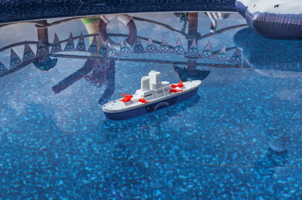 Plan Grand Angle Bateau Jouet Plastique Flottant Dans Une Piscine — Photo