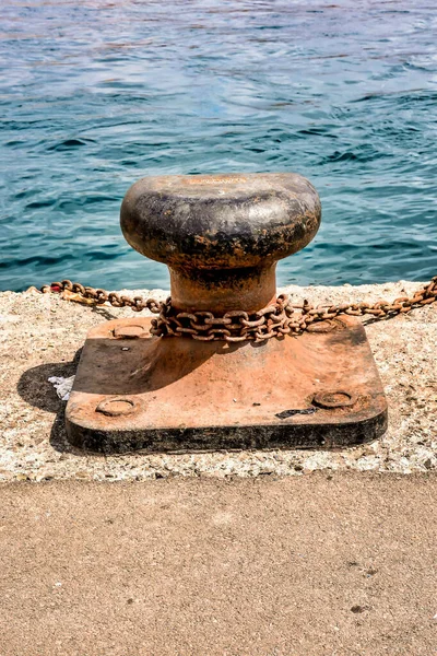 Gammal Rostig Bollard Vid Hamnen — Stockfoto