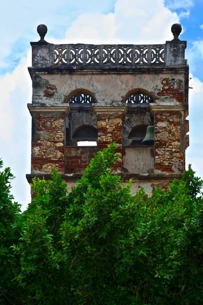 Ένα Κοντινό Πλάνο Ενός Παλιού Ημικατεστραμμένου Αρχαίου Πύργου Στην Πόλη — Φωτογραφία Αρχείου