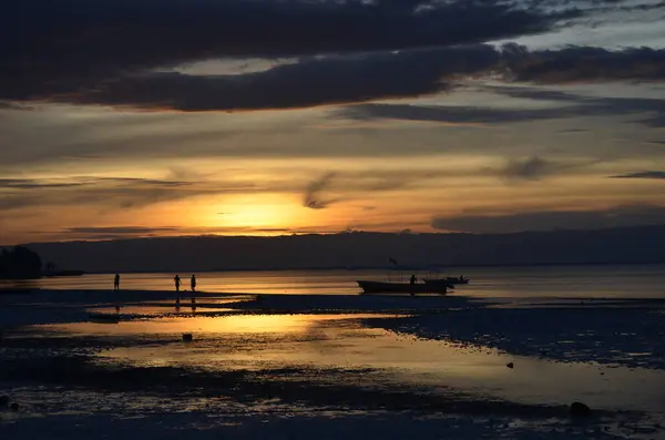 Beau Coucher Soleil Lumineux Sur Une Mer Avec Bateau — Photo