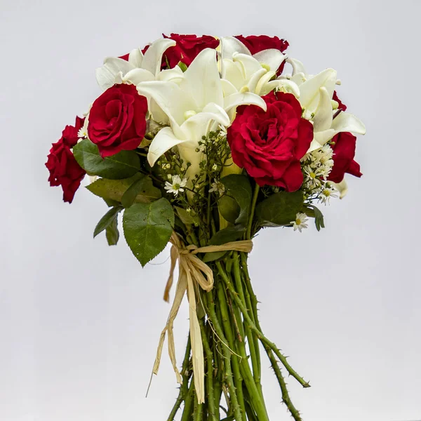 Букет Свежих Красных Роз Других Цветов Сером Фоне — стоковое фото