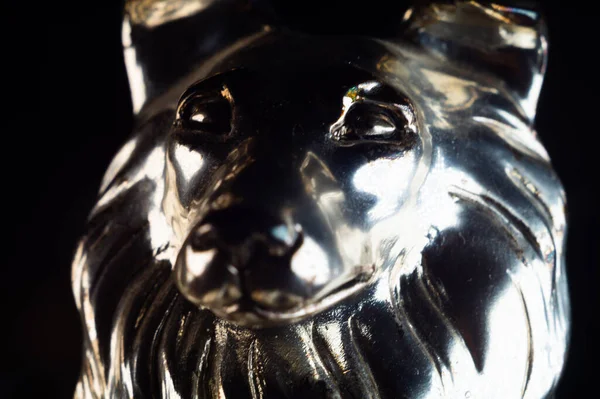 Ένα Κοντινό Πλάνο Ενός Ασημένιου Ειδώλου Λιονταριού — Φωτογραφία Αρχείου