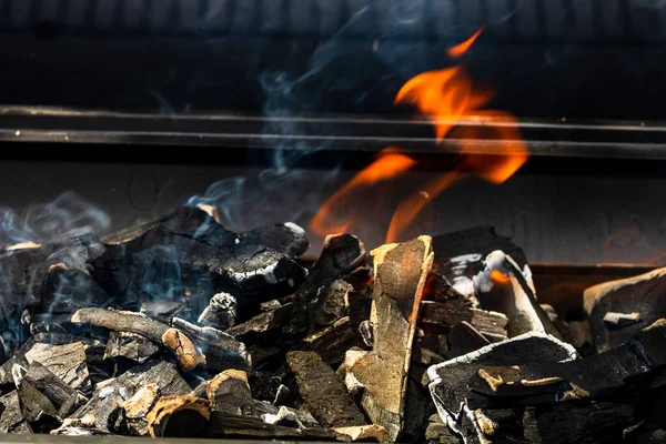 Grill Pit Grill Świecącym Płomiennym Gorącym Otwartym Ogniem Czerwonym Płomieniem — Zdjęcie stockowe