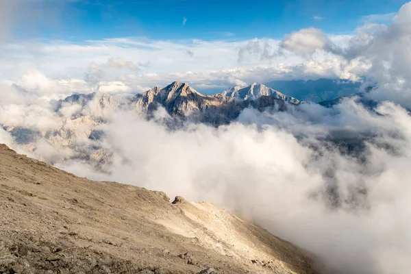 Een Prachtig Uitzicht Mistige Wolken Verbergen Zugspitze Piek Onder Een — Stockfoto