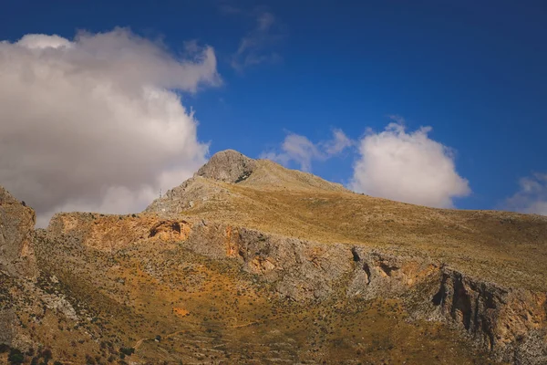 Ein Schöner Blick Auf Einen Felsigen Berg Unter Einem Bewölkten — Stockfoto