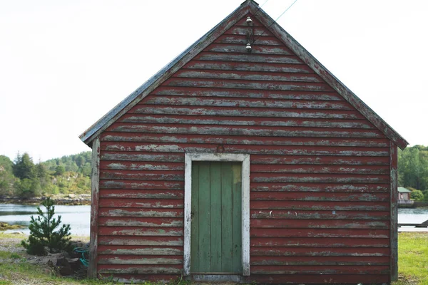 Nahaufnahme Eines Kleinen Alten Holzhauses Ufer Des Sees Einem Klaren — Stockfoto