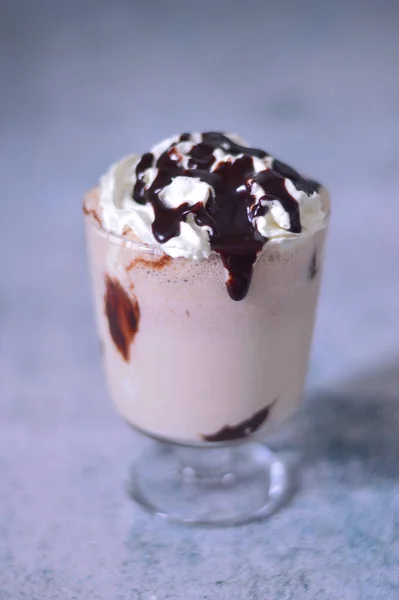 Plano Vertical Vaso Delicioso Frappuccino Con Chocolate — Foto de Stock