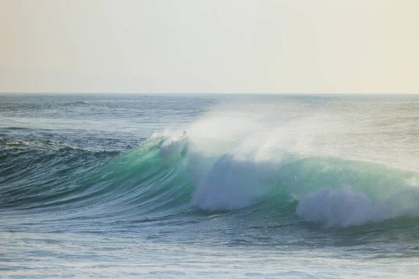 Τέλεια Κύματα Που Σκάνε Μια Παραλία Στο Ηλιοβασίλεμα — Φωτογραφία Αρχείου