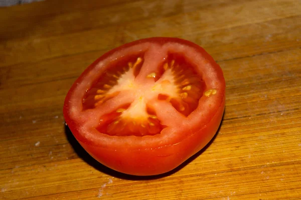切菜板上切碎的西红柿的特写镜头 — 图库照片
