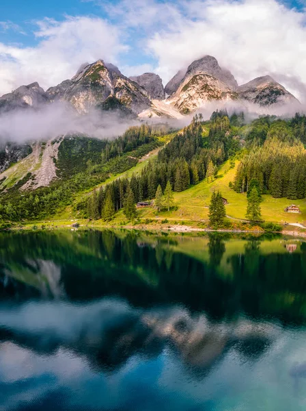 Tiro Vertical Lago Gosauseen Com Montanhas Fundo Áustria — Fotografia de Stock