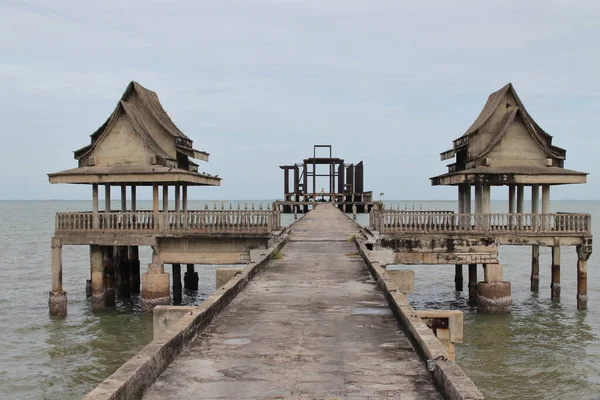 Pontile Molo Cemento Acciaio Che Conduce Luogo Deserto Proprio Riva — Foto Stock