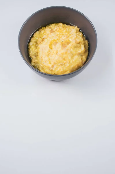 Sebuah Gambar Vertikal Dari Orak Arik Omelet Pada Mangkuk Yang — Stok Foto