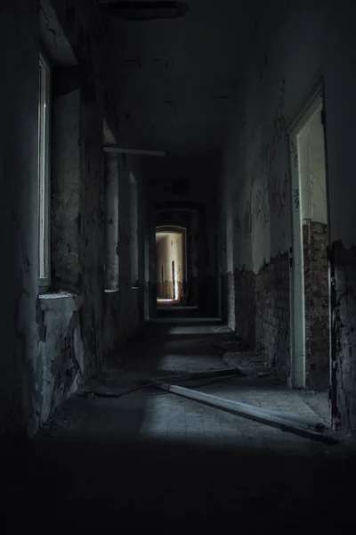 Ένας Άδειος Διάδρομος Μέσα Από Ένα Παλιό Διαλυμένο Εγκαταλελειμμένο Σπίτι — Φωτογραφία Αρχείου