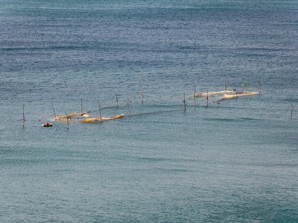 Egy Hatalmas Halászháló Rácsokkal Egy Csónakkal Tengerben — Stock Fotó
