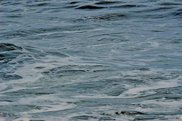 Detailaufnahme Des Blauen Oberflächenwassers Des Ozeans Gemischt Mit Weißem Meeresschaum — Stockfoto