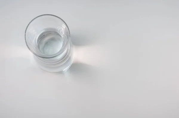 Una Vista Superior Una Botella Vidrio Transparente Aislada Sobre Fondo —  Fotos de Stock