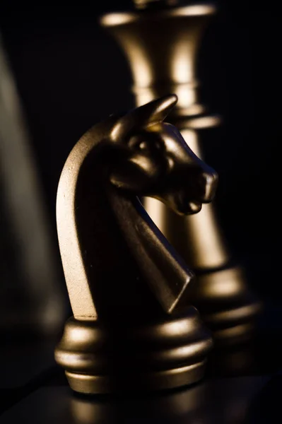 Close Vertical Uma Figura Xadrez Dourado Fundo Escuro — Fotografia de Stock