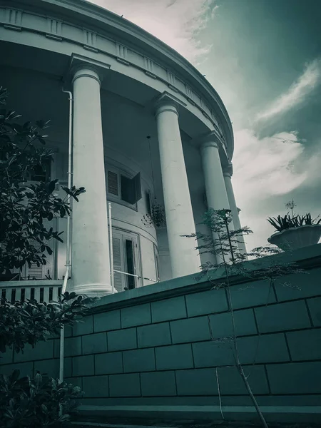 Een Colonnade Gebouw Een Bewolkte Dag — Stockfoto