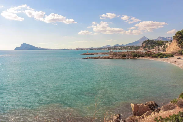 Vacker Utsikt Över Ett Soligt Hav Med Klippor Albir Spanien — Stockfoto