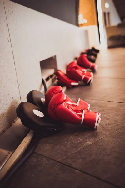 Vertical Shot Boxing Gloves Pads Floor Blurry Background — Stock Photo, Image