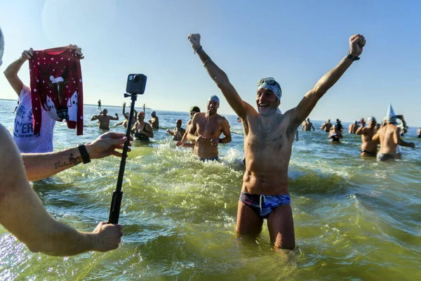 维亚雷吉安 意大利 2020年1月1日 一群人在意大利托斯卡纳的维亚雷吉欧 Viareggio 庆祝被海洋捕获的菲斯特潜水 — 图库照片