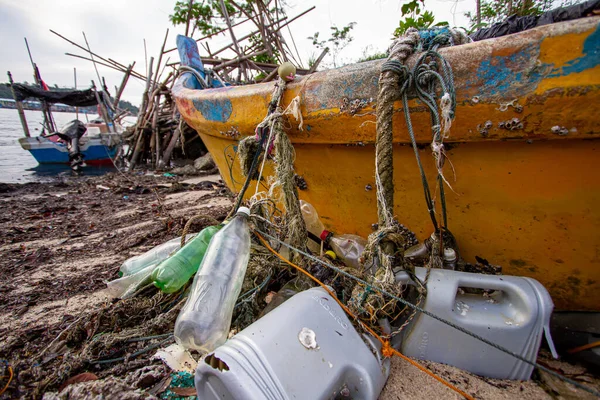 Halászfelszerelés Régi Sárga Halászhajó Tengerparton Műanyag Szemét Penang Malajzia — Stock Fotó