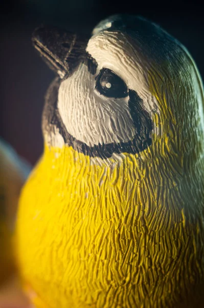 Eine Vertikale Nahaufnahme Einer Bemalten Niedlichen Vogelfigur — Stockfoto