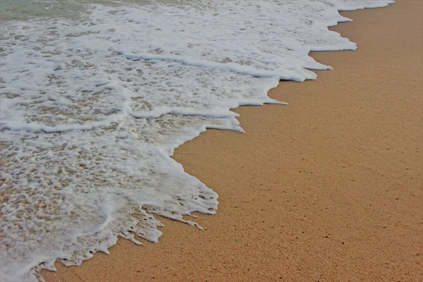 Krawędź Białej Piany Morskiej Fali Spływa Złoty Piasek Plaży — Zdjęcie stockowe