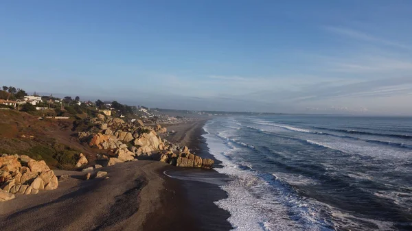 Una Toma Aérea Costa Rocosa Mar Tranquilo Día Soleado —  Fotos de Stock