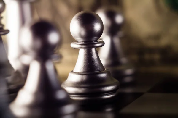 Eine Nahaufnahme Von Silbernen Schachfiguren Auf Einem Brett — Stockfoto