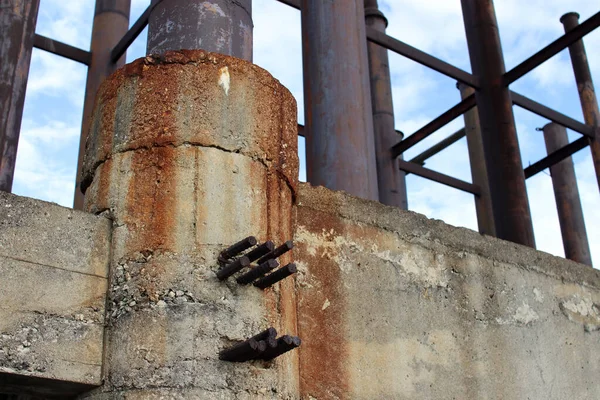 Poutre Statique Acier Béton Avec Vis Rouillées Endroit Abandonné Perdu — Photo