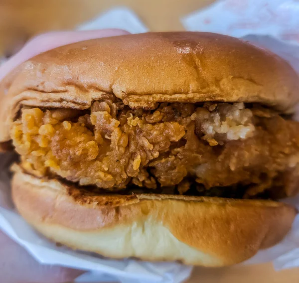 Zbliżenie Ujęcia Chrupiącego Hamburgera Kurczaka — Zdjęcie stockowe