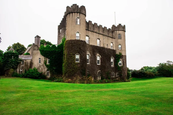 Una Vista Panorámica Castillo Histórico Malahide Irlanda Bajo Cielo Blanco —  Fotos de Stock