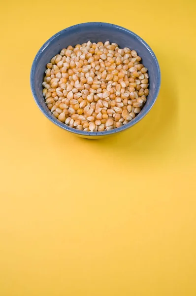 Вертикальний Знімок Зерна Кукурудзи Мисці Ізольовано Жовтому Фоні — стокове фото