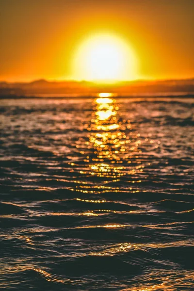 Vertical Shot Bright Sunset Sun Reflected Calm Ocean Golden Hour — Stock Photo, Image