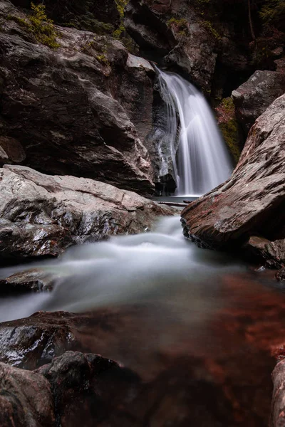 Svislý Záběr Krásného Vodopádu — Stock fotografie