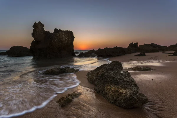 Krajobraz Plaży Otoczony Skałami Morzem Długą Ekspozycją Podczas Wschodu Słońca — Zdjęcie stockowe