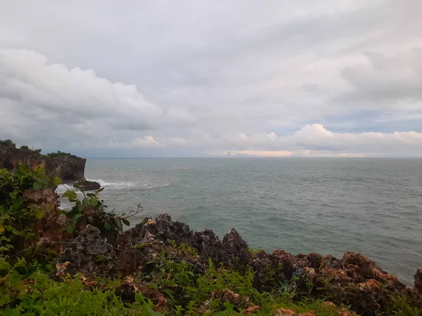 Wysoki Kąt Widzenia Kamienistej Plaży Klifem Obszarze Gunung Kidul Javie — Zdjęcie stockowe