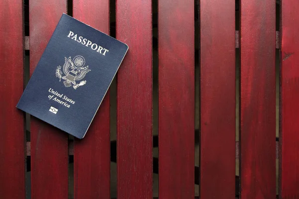 红色木制桌子上的美国护照的头像 — 图库照片